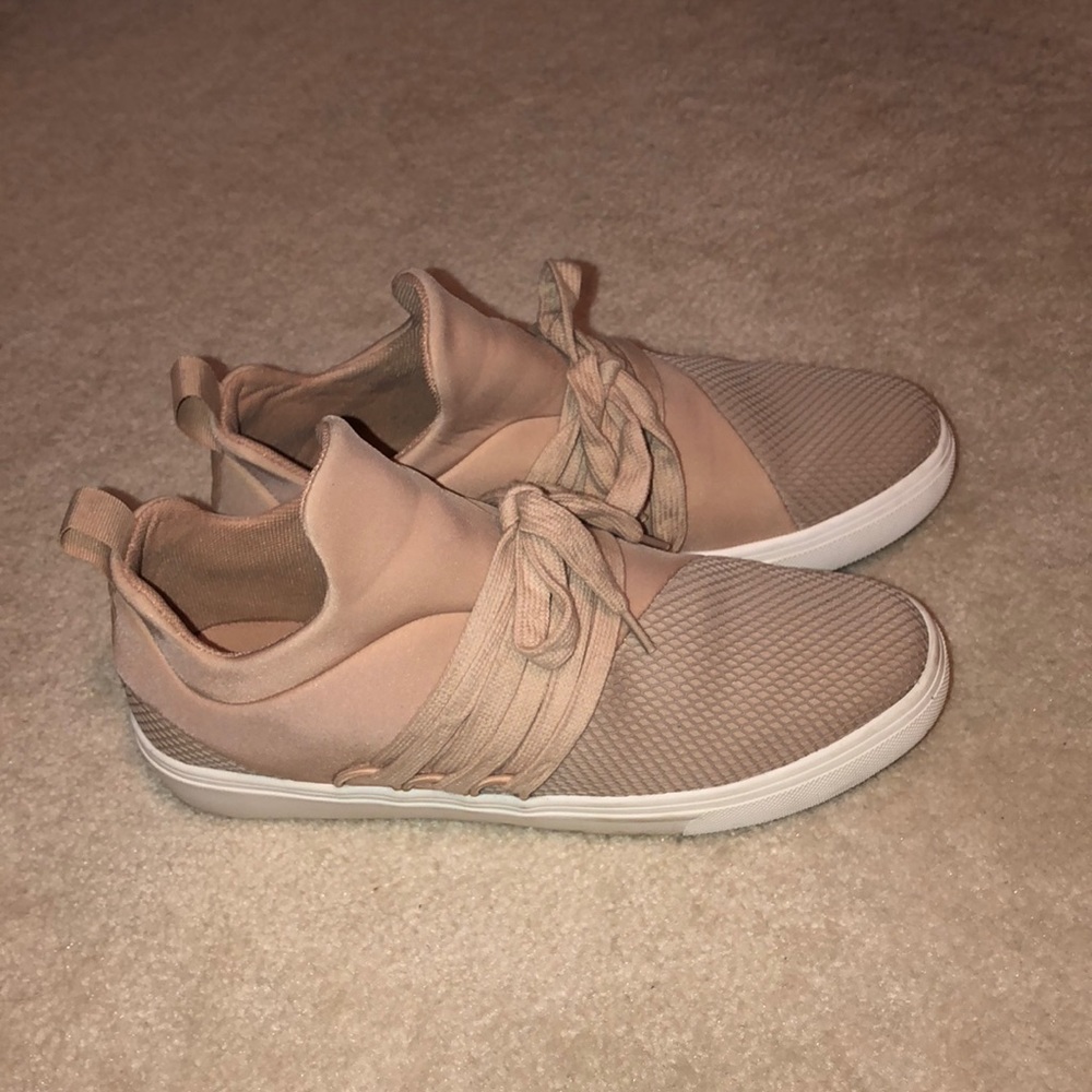 Light pink Steve Madden lancer sneaker
